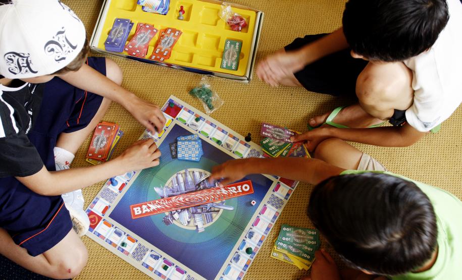 O programa Família Paranaense coordenado pela Secretaria da Família e Desenvolvimento Social viabilizou a aquisição de brinquedotecas para municípios. A iniciativa teve como base uma pesquisa que revelou a necessidade de complementação dos serviços de convivência para crianças de 0 a 12 anos na área de assistência social.Foto: Rogério Machado/SEDS